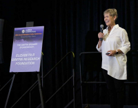 Caryl Griffin of Elizabeth R. Griffin Foundation presenting the Griffin Lecture Award, 2017 ABSA International Conference